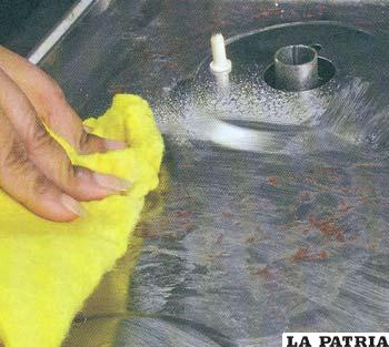 PASO 3
Con el paño amarillo frotar la parte superior de la cocina para retirar grasa y suciedad