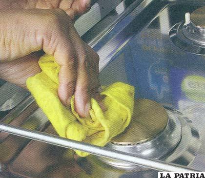 PASO 5
Con pulidor y el paño amarillo aplicar el desengrasante a los quemadores. Colocarlos nuevamente en su lugar y limpiar la superficie