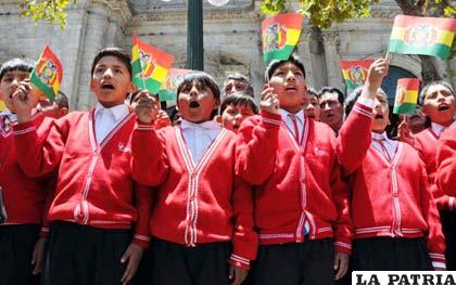 Estudiantes entonando el Himno Nacional de Bolivia (jornadanet.com)