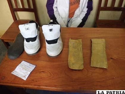 Los paquetes de droga junto a las zapatillas donde estaban ocultos