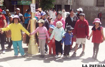 Niños recibieron una deliciosa chocolatada, además disfrutaron de los payasos