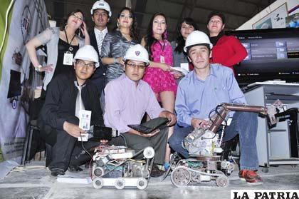 El equipo de estudiantes que construyó los dos robots