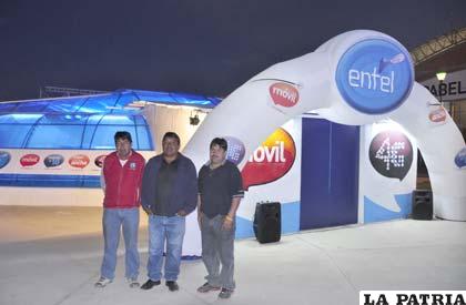 Los promotores de la construcción del stand de Entel