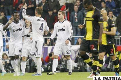 Los jugadores del Real Madrid celebran 