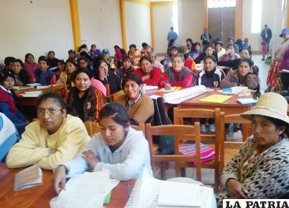 Facilitadores son capacitados para mejorar su desempeño
