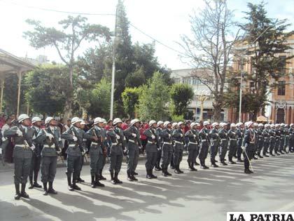 A viva voz militares entonaron las sagradas notas del Himno Nacional