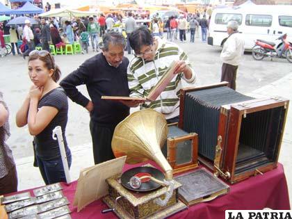 Orureños aprecian antigüedades expuestas en el Desempolvado