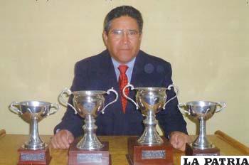 Antonio Beltrán con los trofeos de los cuatro títulos nacionales que posee 