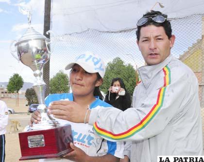 La capitana de Oruro recibe el trofeo de subcampeón