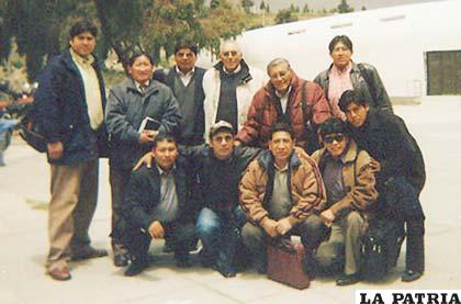 Un grupo de entrenadores de Oruro asiste a un curso internacional en Argentina 1987 (foto: archivo)