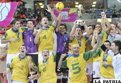 Los jugadores de Brasil celebran el pentacampeonato