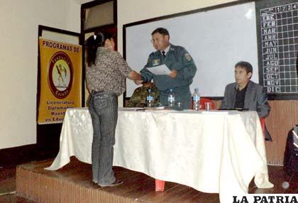 El coronel Sanjinés entrega un certificado a uno de los beneficiarios