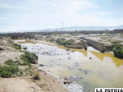 El río Tagarete, contaminado y lleno de basura