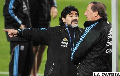 Diego Maradona junto a Carlos Bilardo
