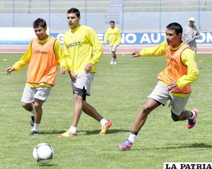 Cristian Ruiz (centro) será titular el domingo