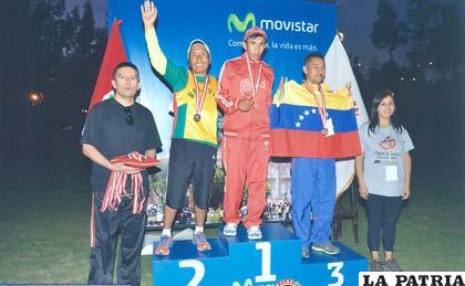 Juvenal Poma, medalla de plata en 5.00 metros