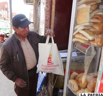 Vecinos deben acudir a comprar pan en sus ecobolsas