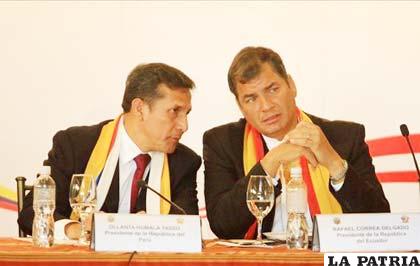 Presidente de Perú, Ollanta Humala (i), y su homólogo ecuatoriano, Rafael Correa (d), durante una reunión en Cuenca (Ecuador)