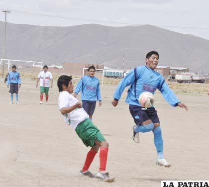 Una acción del cotejo entre Deportivo Rosario y Huachacalla