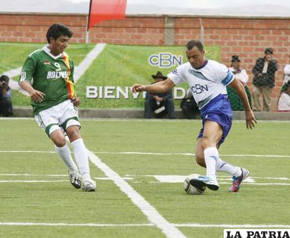 Cafú en una acción en el partido que jugó ayer en Collana (foto: APG)