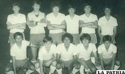 En 1982 defendió el arco de la selección de Oruro en el nacional de Trinidad