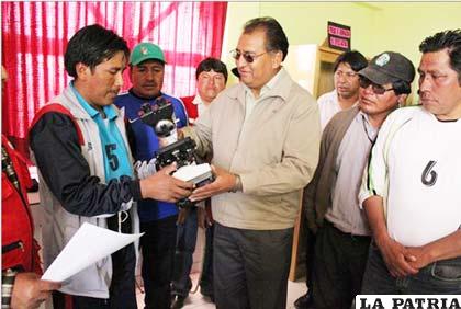 Santos Tito entrega de equipos de laboratorio