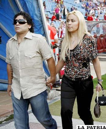 Diego Maradona junto a su novia Verónica Ojeda
