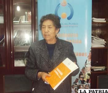Representante de la Defensoría del Pueblo en Oruro, Clotilde Calancha presenta libro sobre feminicidio