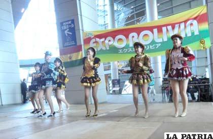 Japonesas interpretando la danza del caporal