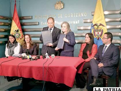 Representantes de Colombia y Bolivia en la firma del acuerdo