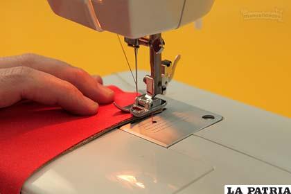 PASO 6
Une ambas figuras con la máquina de coser. Haz lo mismo con la otra figura de tela.