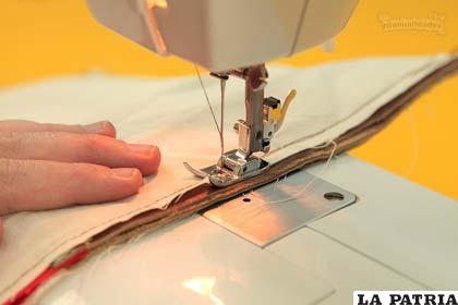 PASO 8
Une el forro a la otra pieza cosiendo por los bordes con la máquina.