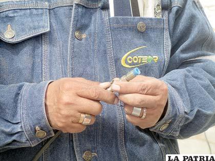 El técnico de Coteor muestra una de las evidencias