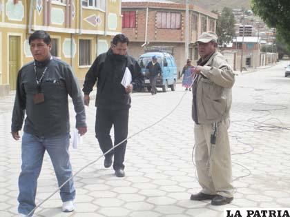 Personal policial verifica los metros de cable que fueron secuestrados