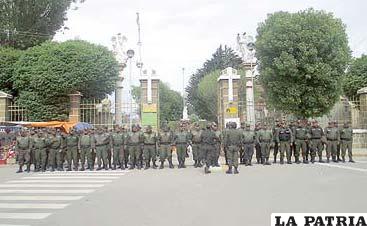 Los uniformados en formación antes de ingresar a su servicio en el cementerio