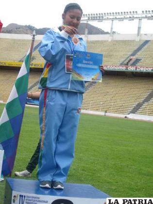 Misiel Condori con la medalla de bronce