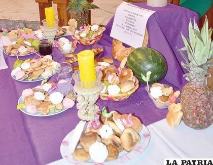 Variedad de ofrendas que se ponen en mesas para esperar la visita de los difuntos