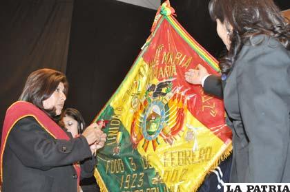 Alcaldesa, Rossío Pimentel impone medalla en el estandarte de la escuela “María Quiroz”