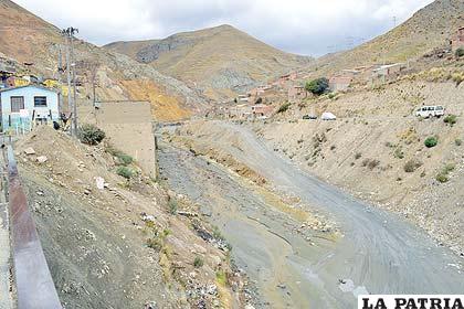 Residuos de la Empresa Minera Huanuni son echados al río