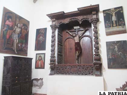 Los cuadros e imágenes que se encuentran en el ala izquierda del templo de San Miguel