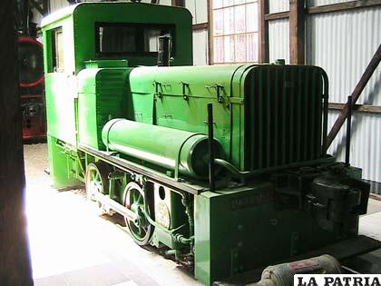 Locomotora antigua que se encuentra en el museo de Machacamarca