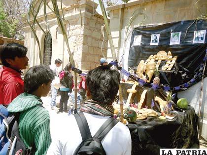 Propios y extraños cumplieron con los rezos por los ciudadanos notables de Oruro