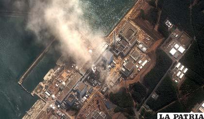 La planta de energía nuclear  fue dañada por el  tsunami que arrasó la costa nororiental de Japón