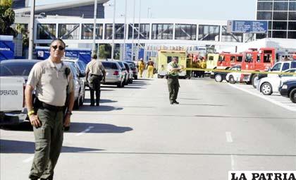 Policías colocan línea de seguridad después de que un desconocido abriera fuego en la terminal tres del aeropuerto de la Ciudad de Los Ángeles
