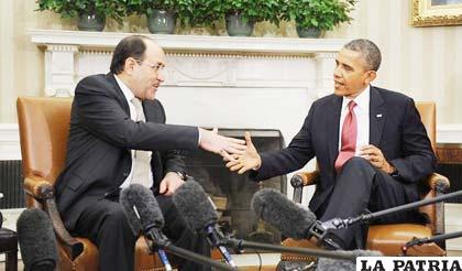Primer ministro de Irak, Nuri al Maliki (i), saluda al presidente de EE.UU., Barack Obama, durante la reunión que mantuvieron en la Casa Blanca