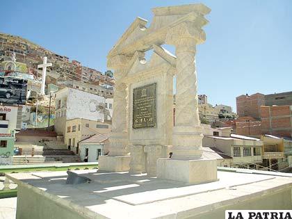 Monumento dedicado al título del Carnaval de Oruro declarado por la Unesco como Obra Maestra del Patrimonio Oral e Intangible de la Humanidad