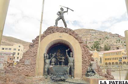 Monumento al Minero situado en la Plaza del Folklore