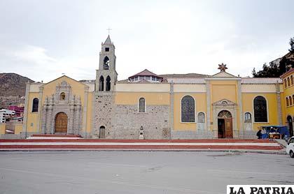La Plaza del Folklore, anteriormente llamada Plaza Argentina, está situada en proximidades del Santuario del 
Socavón