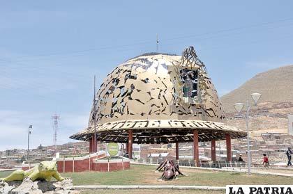El casco del minero, que da la bienvenida a la ciudad de Oruro