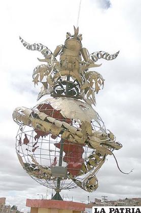 El globo terráqueo inmerso en una representación mundial del Carnaval de Oruro